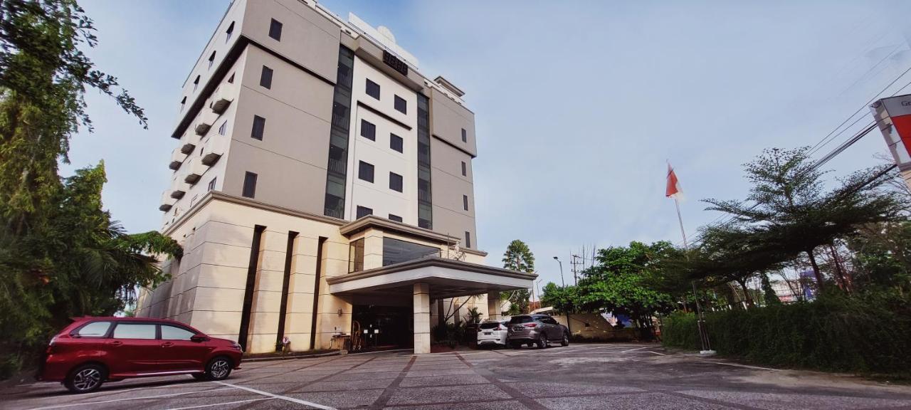 Grand Victoria Hotel Samarinda Exterior photo